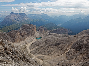 Dalla cima del Catinaccio d’Antermoia affaccio sulla Valle d’Antermoia con il suo smeraldino lago.