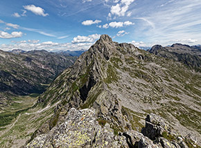 Il Pizzo Cavregasco si erge superbo verso il cielo.