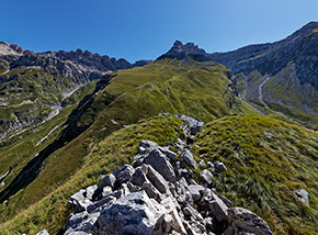 Panorama verso Sud dal Cimone di Santa Colomba: ai lati il vallone di Fossaceca (a sx) e quello del Malepasso, al centro le Torri di Casanova.