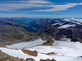 Da Cima Cevedale o Zufallspitzen superba vista verso la Val Martello dove si scorge il grande Lago di Giovaretto, sotto di noi la Vedretta della Forcola.