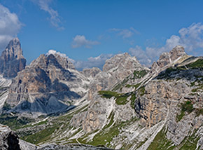 Dolomiti da cartolina: vista su Pian di Cengia (in basso sulla sx) e le cime che lo sovrastano (dall’estrema sx: le Tre Cime di Lavaredo, Croda Passaporto e Monte Paterno).