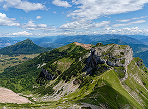 Vista dalla cima del Cornetto sulle altre due cime del Monte Bondone: il Doss d’Abramo in primo piano e Cima Verde alle sue spalle, sullo sfondo a sx abbiamo invece il Palone.