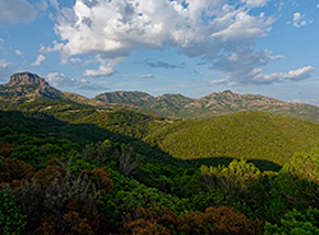 Vista sui monti di Arbus: da sx la monolitica torre di Monte Arcuentu, al centro il Monte Maiori, e sulla dx Punta Pubusinu.
