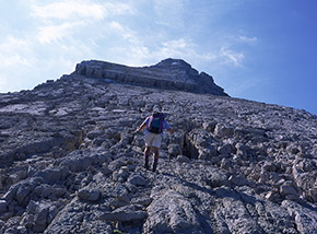 Le Laste dell’Antealo, una lunga serie di lastroni inclinati che ci accompagnano fin sulla cima.