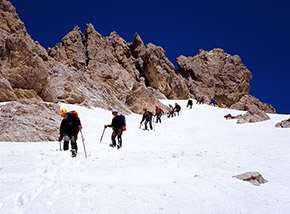 Calando sul ripido pendio sul fianco della Cresta Ovest dell’Infornace.