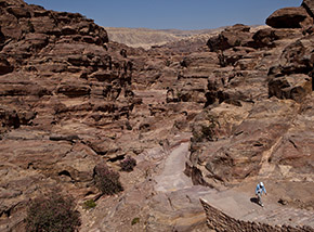 Scorcio lungo la salita del Monastir Trail a Petra.