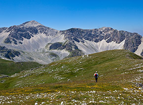 Calando da Punta Trento verso Coll dell’Orso con vista sul Velino.