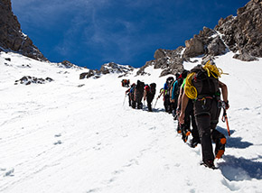 In buona compagnia su un ripido nevaio nella Valle delle Cornacchie.
