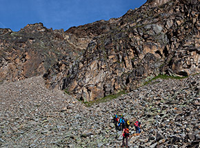 Attraversamento del ghiaione che precede l’attacco della Via ferrata Croda di Cengles.