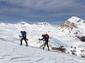 Di buona lena sul crinale che ci guida verso Cimata di Pezza, sullo sfondo a dx il Monte Puzzillo.