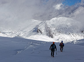 Inizio della discesa lungo la Cresta Nord-Est del Forcellone.