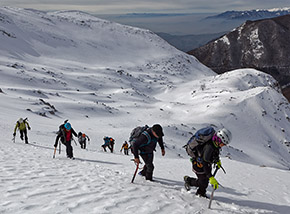 Rimontando sul fianco della Cresta Ovest del Monte San Marcello, sotto di noi la conca de la chiatra.