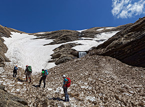 Neve di valanga nel  Fosso di Iaccio Porcelli segnato da numerose cascate primaverili.