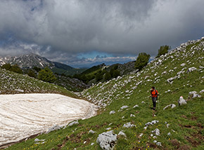 Sul sentiero per Serra le Tre Finestre poco sotto la cima.