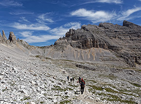 Verso Forcella dei Campanili (sullo sfondo con il Monte Latemar sulla dx).