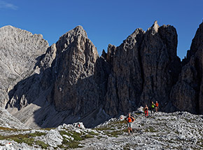 In cammino verso il Passo di Lausa sopra il Lago d’Antermoia.