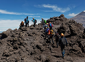 Traversata lungo il bordo del Cratere Centrale dell’Etna.