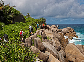 Il sentiero corre sul bordo della scogliera (Anse Marron).