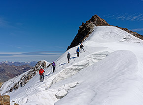 Cordata sulla cresta nevosa e crepacciata che collega Cima Cevedale (sullo sfondo) con Monte Cevedale.