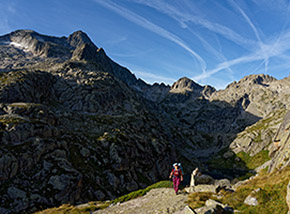 Un nuovo giorno: si riparte dalla Vallée de Batcrabère, con alle spalle la Crête de la Garenère, la Dome (la punta sulla sx), e gli ultimi scampoli del Glacier du Pabat.