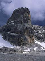 L’oscura mole della Torre di Brenta, ai suoi lati la Vedretta Settentrionale e quella Meridionale degli Sfulmini.