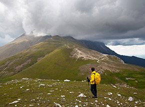 Dalla cima del Monte Forciglieta vista verso il massiccio del Vettore completamente avvolto dalle nubi.