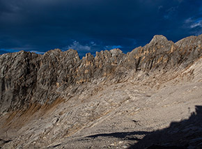 Ultimi raggi di luce sulla cresta di Sasso delle Dodici.