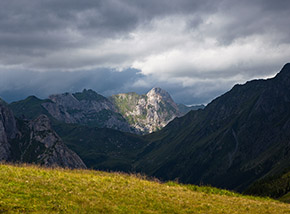 Da Sella Sissanis vista verso la Val Fleons mentre illuminato dal Sole sullo sfondo si staglia lo Zwolferspitz.