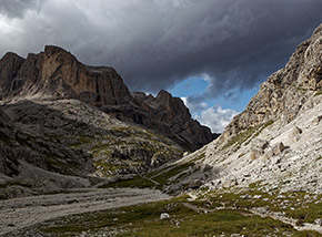 Pian dei Cantoni e Col dei Cantoni (la punta sulla sx) in Alta Valle delle Comelle.