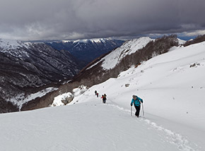 Sopra il Vallone del Rio poco prima d’impegnare la Cresta Nord del Monte Pratillo.