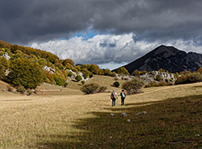 Sul Piano dei Cervi con il Monte Mufara sullo sfondo.