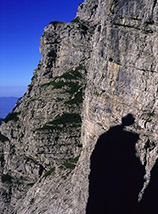 Strane ombre lungo la Via ferrata del Marmol.