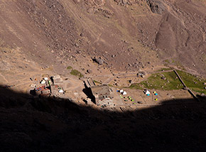 La luce avanza sul fondovalle scoprendo i rifugi de Toubkal e Les Muflones.