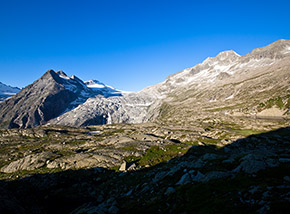 Un radioso mattino ci saluta alla terrazza del Rifugio Città di Trento al Mandrone, sullo sfondo da sx: le cime della Lobbia, il fronte della Vedretta del Mandrone e Monte Mandrone