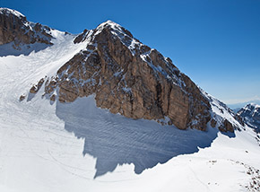 E’ pomeriggio, l’ombra della Cresta Nord della Vetta Occidentale del Corno Grande comincia ad allungarsi sul Ghiacciaio del Calderone.
