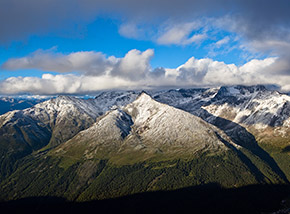 Panorama serale: il Dosso Bello di Dentro (al centro) assapora gli ultimi raggi di Sole.