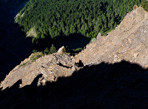 Affaccio sul profondo circo dirupato della Musa lungo la Cresta Nord del Paularo.