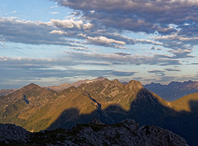 “L’ombra del Velo“ (ai primi raggi del mattino l’ombra di Cima della Madonna si allunga sul Cima Scanaiol).