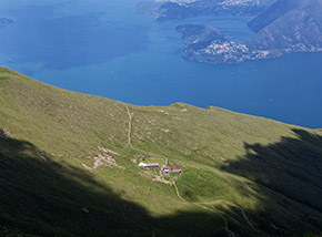 “Alpeggio tra nuvole…d’ombra“ (guardando il Lago di Como da Monte Bregagna).