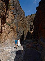 Le pareti si stringono e l’ombra incalza nel Canyon di Balid Sayt.