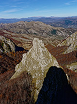 L’ombra del Campanariello di Monte incombe minacciosa sulla splendida cuspide rocciosa del Campanariello di Valle.