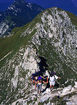 Salendo alla Forcella de Zita Sud lungo un’aerea crestina.