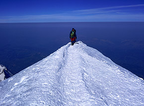 “Il cielo a metà” (alpinisti arrivano in vetta al Monte Bianco sull’esile cresta della Tournette).