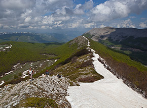 La bella e panoramica cresta che collega il Monte Mozza (sullo sfondo all’inizio della lingua di neve) con il Monte Cornacchia.