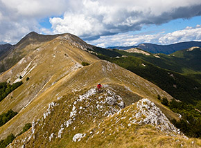 La lunga e altalenante Cresta Sud del Serrone (con la cima sullo sfondo).