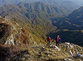 Sulla ripida Cresta Est del Monte Mai affacciata sulla Valle di Agnone.