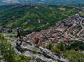 Sul filo di una costola rocciosa ai Lastroni del Verde, sopra Fara San Martino.