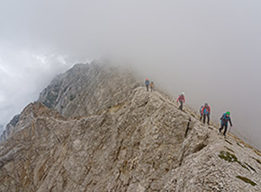 Sul filo di cresta tra le nuvole verso Cima Pisciarellone.