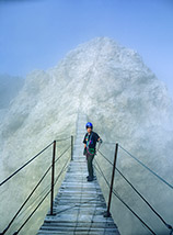 Sul “Ponte Cristallo”, un ponte sospeso lungo 27m. all’inizio del Sentiero Ivano Dibona.