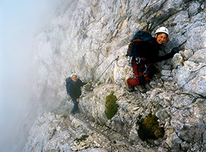 Primi passaggi attrezzati lungo la Via ferrata Guido Brizio.